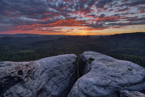 Deutschland, Sachsen, Elbsandsteingebirge, Blick auf den Winterstein vom Gleitmannshorn bei Sonnenaufgang - RUEF02213