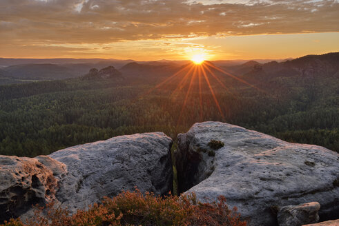 Deutschland, Sachsen, Elbsandsteingebirge, Blick auf den Winterstein vom Gleitmannshorn bei Sonnenaufgang - RUEF02214