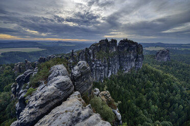 Deutschland, Sachsen, Elbsandsteingebirge, Felsen und Felsnadeln der Schrammsteine und des Falkensteins - RUEF02215