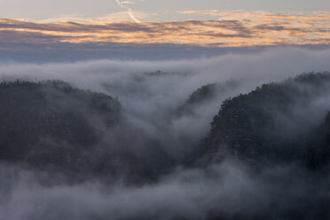 Deutschland, Sachsen, Elbsandsteingebirge, Blick vom Gleitmannshorn auf Sandsteinfelsen mit Nebel bei Sonnenaufgang - RUEF02218