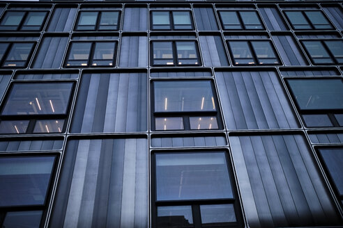 UK, London, Holborn, Außenansicht eines Geschäftsgebäudes - MRF01965