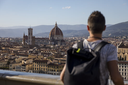 Mann genießt die Aussicht auf Florenz, Florenz, Italien - MAUF02451