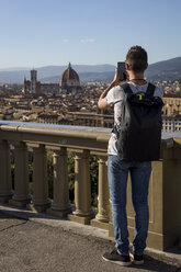 Mann, der mit seinem Smartphone ein Foto von Florenz macht, Florenz, Italien - MAUF02452