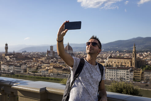 Mann macht ein Selfie, Florenz, Italien - MAUF02453