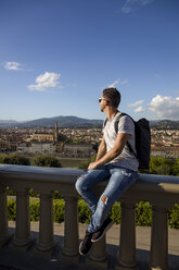Mann genießt die Aussicht auf Florenz, Florenz, Italien - MAUF02455