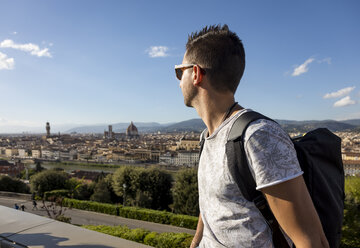 Mann genießt die Aussicht auf Florenz, Florenz, Italien - MAUF02456