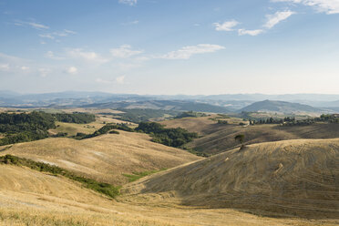 Landschaft mit abgeernteten Feldern, Toskana, Italien - OJF00338