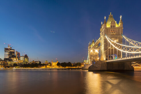 UK, London, beleuchtete Tower Bridge bei Nacht - TAMF01438