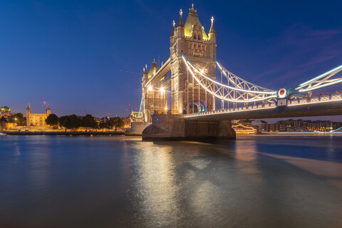 UK, London, beleuchtete Tower Bridge bei Nacht, lizenzfreies Stockfoto