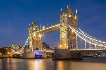 UK, London, beleuchtete Tower Bridge bei Nacht - TAMF01442