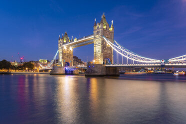 UK, London, beleuchtete Tower Bridge bei Nacht - TAMF01444