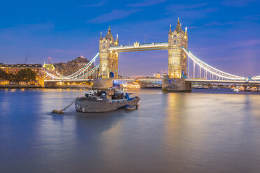 UK, London, beleuchtete Tower Bridge bei Nacht - TAMF01446