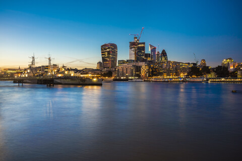 UK, London, Skyline bei Nacht mit Hms Belfast im Vordergrund, lizenzfreies Stockfoto