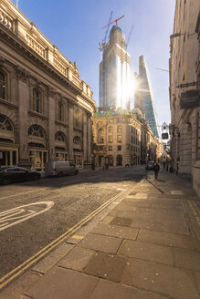 Großbritannien, London, Liverpool Street, Finanzviertel mit dem Shard im Hintergrund - TAMF01452