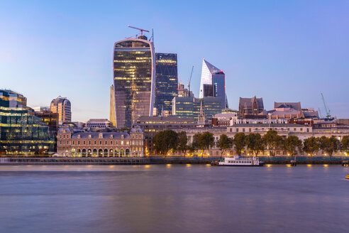 Großbritannien, London, moderne Gebäude an der Liverpool Street bei Sonnenuntergang - TAMF01459