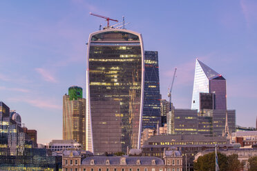 Großbritannien, London, moderne Gebäude an der Liverpool Street bei Sonnenuntergang - TAMF01460