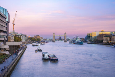 UK, London, Der Tower Brigde mit der HMS Belfast bei Sonnenuntergang mit lila Himmel - TAMF01466