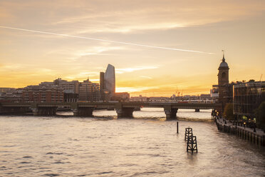 UK, London, Blick von der London Bridge mit der Blackfriars Railway Bridge und der South Bank auf der linken Seite - TAMF01468