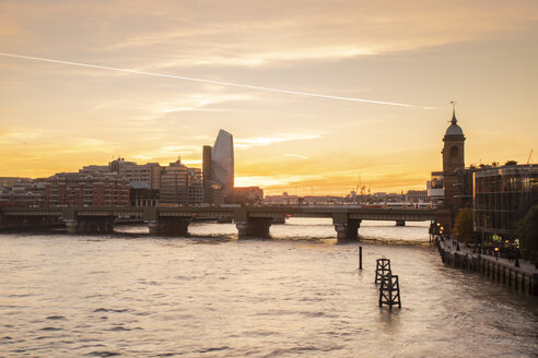 UK, London, Blick von der London Bridge mit der Blackfriars Railway Bridge und der South Bank auf der linken Seite - TAMF01468