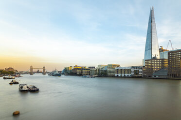 UK, London, Langzeitbelichtung der Themse mit der Tower Bridge, HMS Belfast und dem Shard - TAMF01469