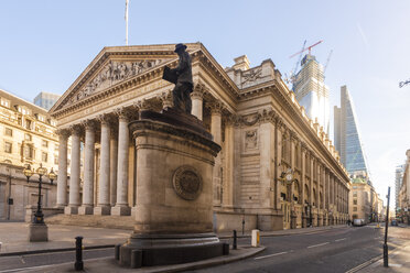 Großbritannien, London, Royal Stock Exchange mit dem London Troops War Memorial und dem Shard im Hintergrund - TAMF01483