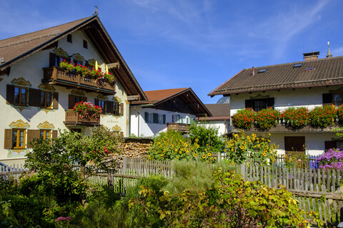 Häuser mit Blumenkästen, Garmisch-Partenkirchen, Bayern, Deutschland, lizenzfreies Stockfoto