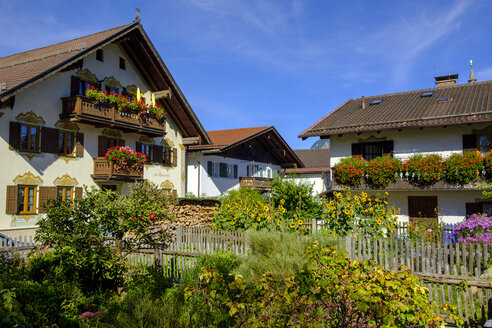 Häuser mit Blumenkästen, Garmisch-Partenkirchen, Bayern, Deutschland - LBF02575