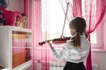 Mädchen spielt Geige am Fenster zu Hause - EYAF00214