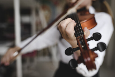 Nahaufnahme eines Geige spielenden Mädchens - EYAF00217