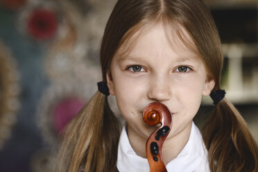 Porträt eines Mädchens mit einer Geige - EYAF00222