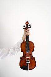 Mädchenhand hält eine Geige - EYAF00225