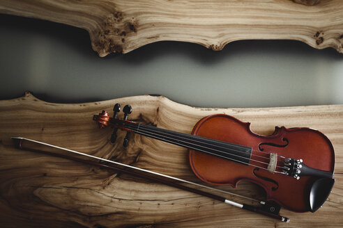 Geige und Bogen auf Holz - EYAF00244