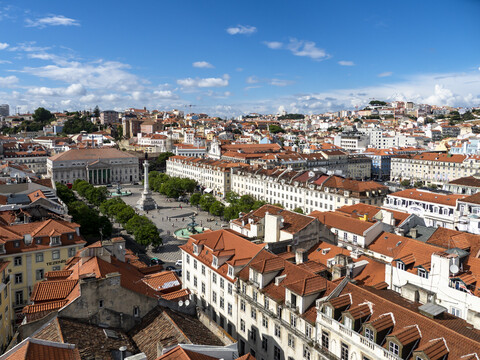 Blick über die Stadt mit dem Rossio-Platz und dem Denkmal von Dom Pedro IV, Lissabon, Portugal, lizenzfreies Stockfoto