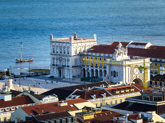 Blick über die Stadt mit dem Fluss Tejo vom Miradouro da Nossa Senhora do Monte, Lissabon, Portugal - AMF07012