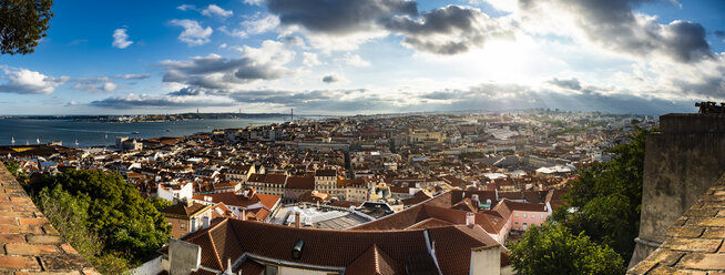 Panoramablick über die Stadt mit der Ponte 25 de Abril und dem Fluss Tejo vom Miradouro da Nossa Senhora do Monte, Lissabon, Portugal - AMF07014