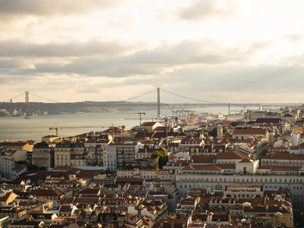 Blick über die Stadt mit der Ponte 25 de Abril und dem Fluss Tejo vom Miradouro da Nossa Senhora do Monte, Lissabon, Portugal - AMF07016