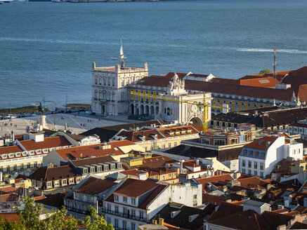 Blick über die Stadt mit dem Fluss Tejo vom Miradouro da Nossa Senhora do Monte, Lissabon, Portugal - AMF07017