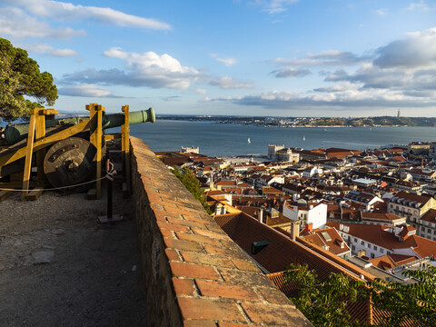 Blick über die Stadt mit dem Fluss Tejo vom Miradouro da Nossa Senhora do Monte, Lissabon, Portugal, lizenzfreies Stockfoto