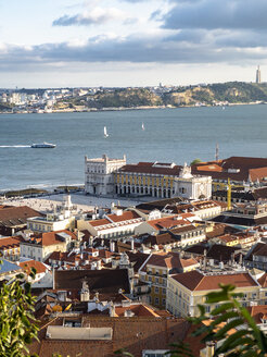 Blick über die Stadt mit dem Fluss Tejo vom Miradouro da Nossa Senhora do Monte, Lissabon, Portugal - AMF07019