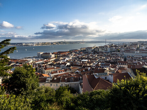 Blick über die Stadt mit der Ponte 25 de Abril und dem Fluss Tejo vom Miradouro da Nossa Senhora do Monte, Lissabon, Portugal, lizenzfreies Stockfoto