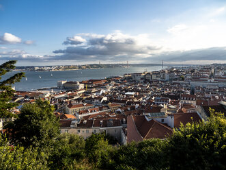 Blick über die Stadt mit der Ponte 25 de Abril und dem Fluss Tejo vom Miradouro da Nossa Senhora do Monte, Lissabon, Portugal - AMF07020