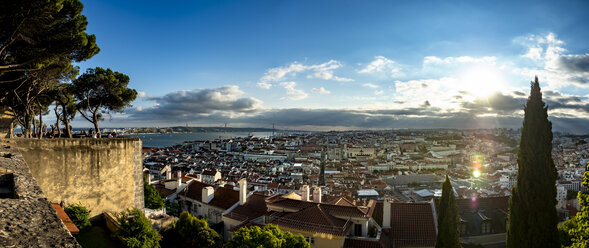 Blick über die Stadt mit dem Fluss Tejo vom Miradouro da Nossa Senhora do Monte, Lissabon, Portugal - AMF07021
