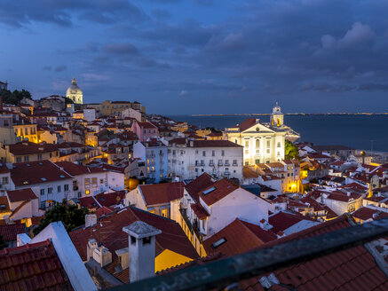 Blick über die Stadt in der Abenddämmerung mit dem Kloster Sao Vincente de Fora, der Kirche Santa Engracia und dem Fluss Tejo, Alfama, Lissabon, Portugal - AMF07022