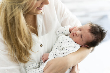 Mutter hält ihr neugeborenes Baby - ERRF01291