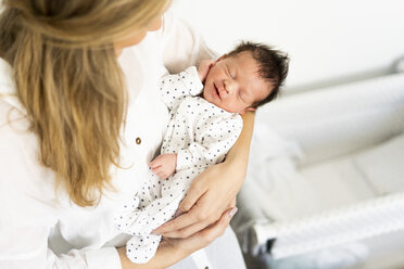 Neugeborenes Baby in den Armen der Mutter - ERRF01292