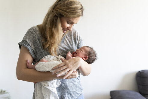 Mutter hält ihr neugeborenes Baby - ERRF01323