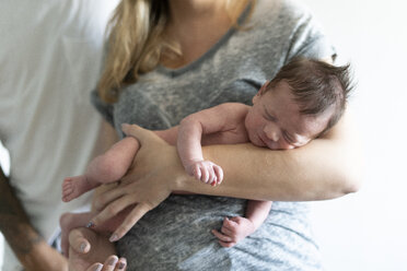 Eltern halten ihr nacktes neugeborenes Baby - ERRF01324