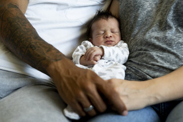 Neugeborenes Baby zwischen seinen Eltern - ERRF01333