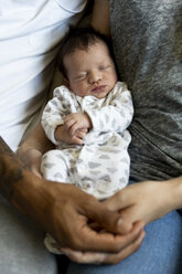 Neugeborenes Baby zwischen seinen Eltern - ERRF01336