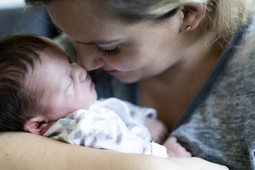 Nahaufnahme einer Mutter, die ihr neugeborenes Baby hält - ERRF01337